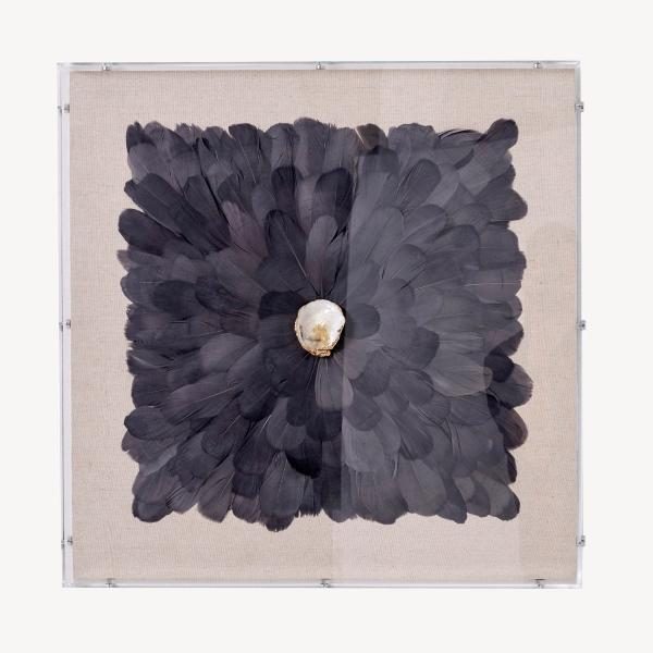 CUADRO VITRINA 60*60 CM, CAJA METRACRILATO, ESCULTURA PLUMAS NEGRAS CON PIEDRA CRISTAL