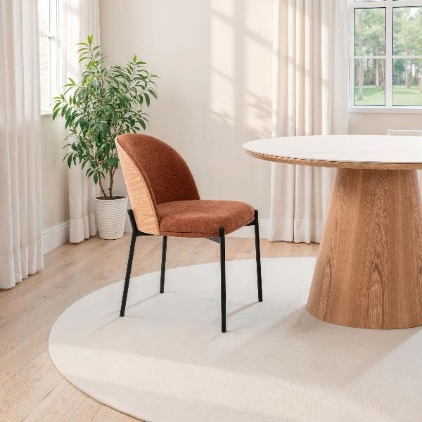 SILLA INGRID 80*51*59 CM, ASIENTO CHAPA ROBLE CURVADO, TAPIZADO EN COLOR CALDERA Y PATAS METALICAS EN NEGRO, TEJIDO AQUACLEAN