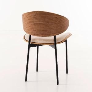 Silla Lena. Asiento chapa nogal curvado y tapizado beige. 75*50*55 cm
