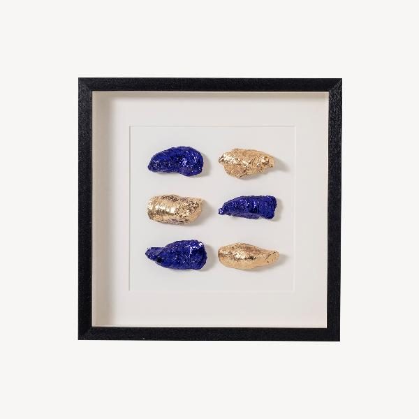 CUADRO VITRINA MARCO NEGRO Y OSTRAS DORADAS Y AZUL. 50*50 CM