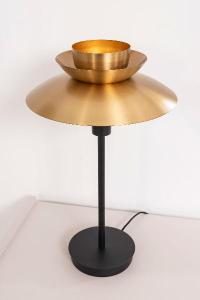 Lámpara Dina oro con base color negro. 51*31*31 cm