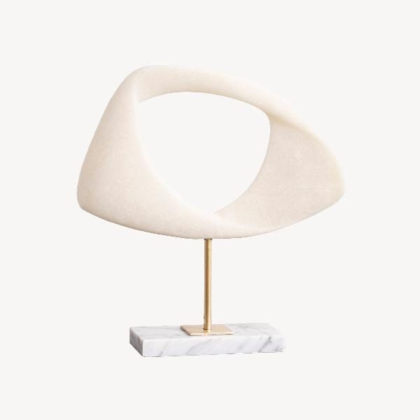 ESCULTURA POLYRESINA 33*8*31 CM. EFECTO PIEDRA BLANCA, BASE MARMOL BLANCO