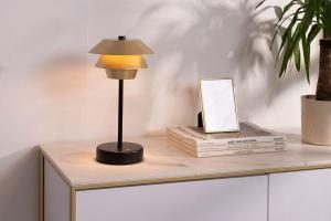 Lámpara portátil Poul oro con base negro. 31*17*17 cm