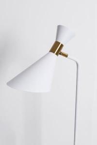 Lámpara de suelo de metal color blanco. 140*35*28 cm