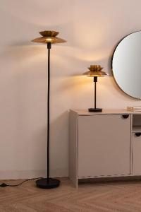 Lámpara Dina oro con base color negro. 51*31*31 cm