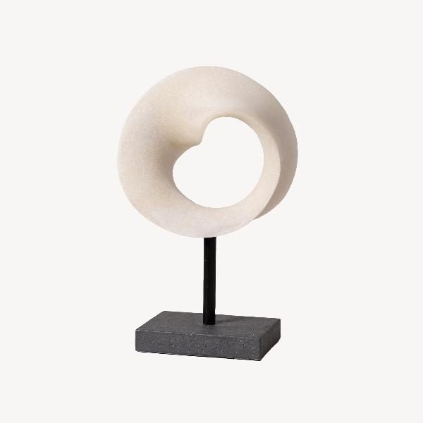 ESCULTURA POLYRESINA 32*20*9 CM. CIRCULO PIEDRA BLANCA, BASE NEGRA