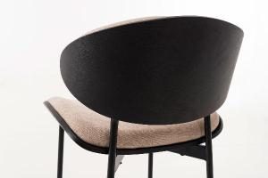 Silla Lena, asiento chapa curvada negra y tapizado beige. 75*50*55 cm