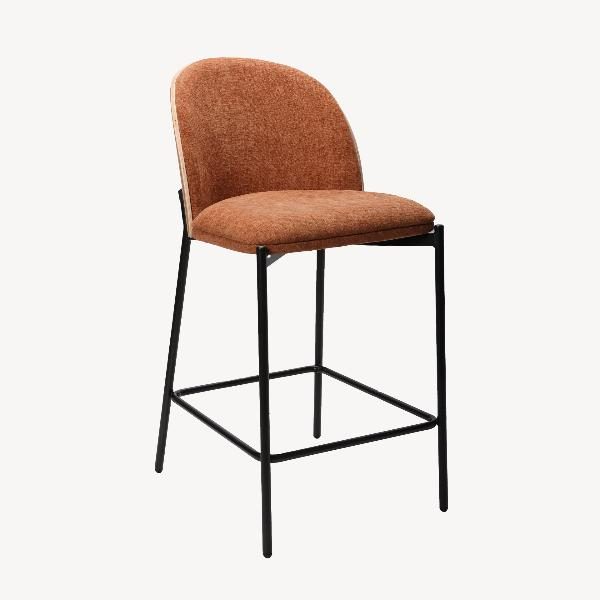 TABURETE INGRID 90*51*59 CM, ASIENTO CHAPA ROBLE CURVADO, TAPIZADO EN COLOR CALDERA Y PATAS METALICAS EN NEGRO, TEJIDO AQUACLEAN