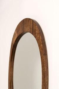 Espejo ovalado con marco de madera nogal