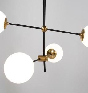 Lámpara de techo con tulipas blancas. 55*100*55 cm