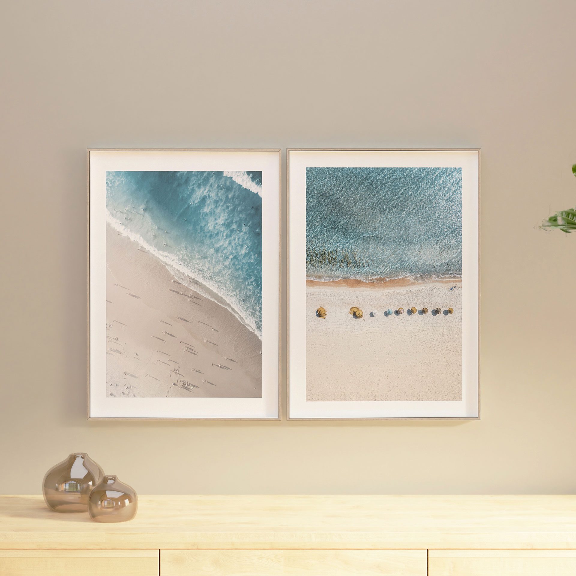 Set de 2 láminas impresas con marco de color roble. 50x70 cm/ud.