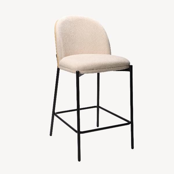 TABURETE INGRID 90*51*59 CM, ASIENTO CHAPA NOGAL CURVADO, TAPIZADO BEIGE Y PATAS METALICAS EN NEGRO, TEJIDO AQUACLEAN