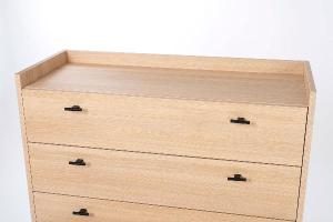 Comoda habit 4 C melamina roble y base metalica 100 cm