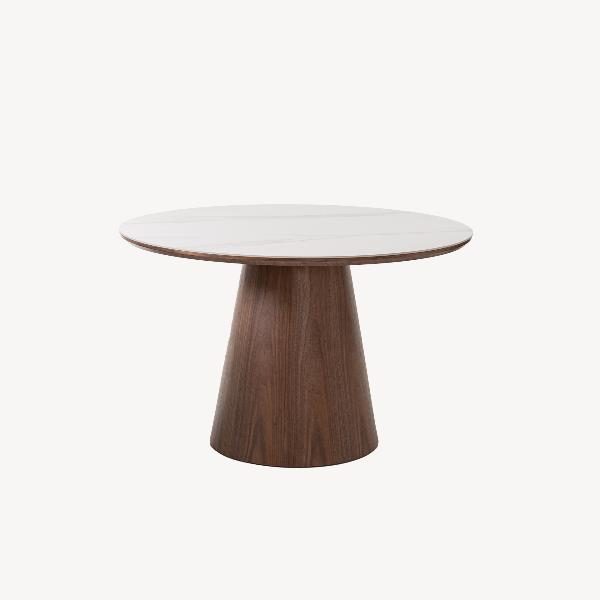 MESA COMEDOR REDONDA 120 CM. TAPA PORCELANICO BLANCO, PIE CHAPA NOGAL. ALTURA 76 CM