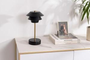 Lámpara portátil Poul negro con detalles en oro. 31*17*17 cm