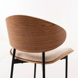 Silla Lena. Asiento chapa nogal curvado y tapizado beige. 75*50*55 cm