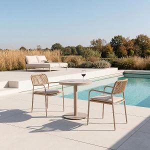 Silla Macarella blanca y asiento beige