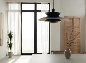 Lámpara de techo Dina negra. 177*38*38 cm