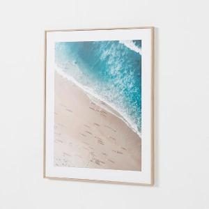 Set de 2 láminas impresas con marco de color roble. 50x70 cm/ud.