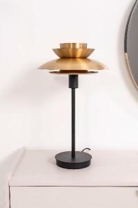 Lámpara Dina oro con base color negro. 51*31*31 cm