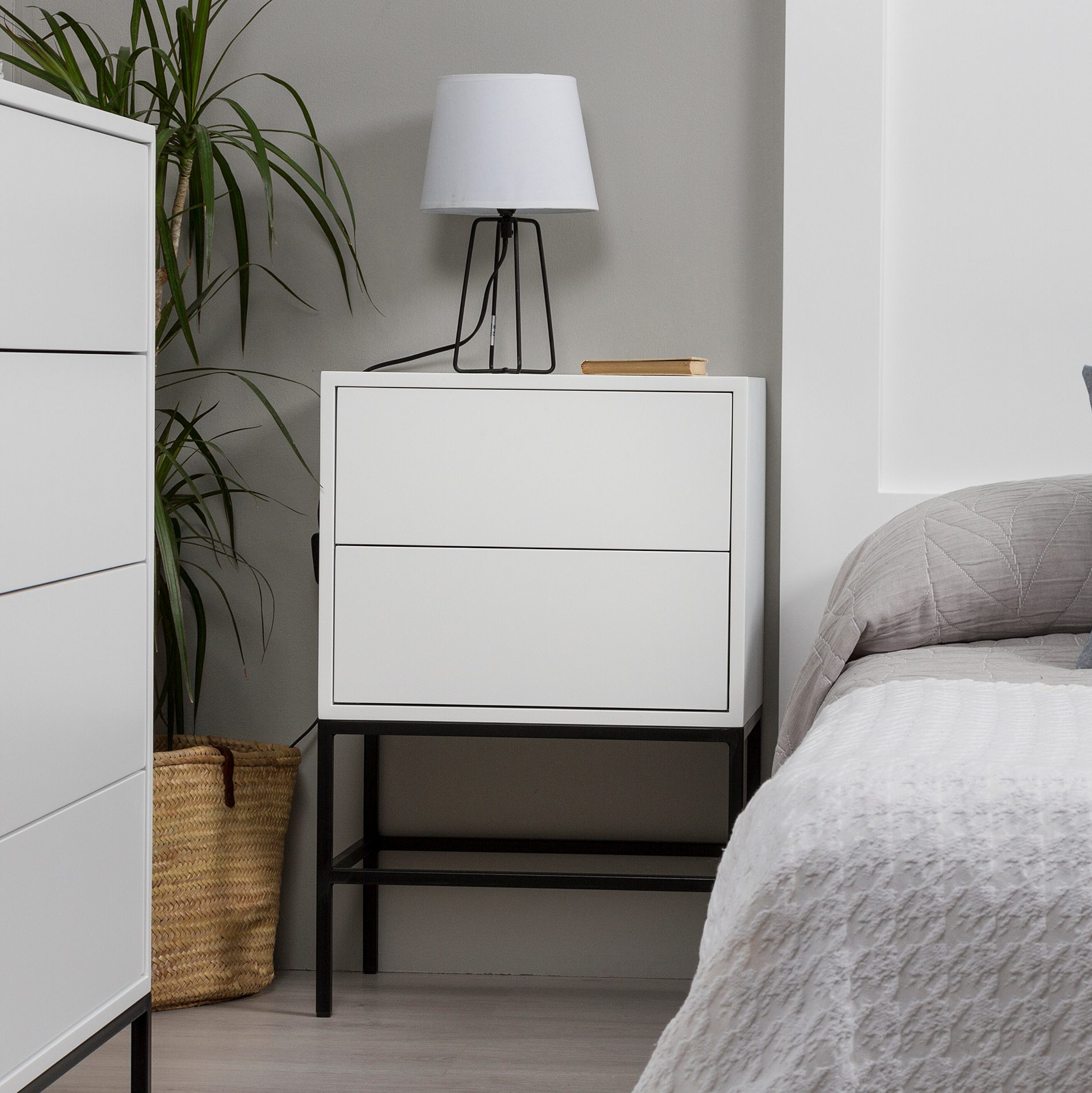 Mesita Push 2 cajon lacado blanco base negra 48 cm