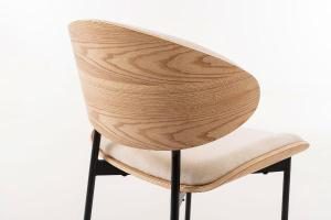 Silla Lena. Asiento chapa roble curvado y tapizado beige. 75*50*55 cm