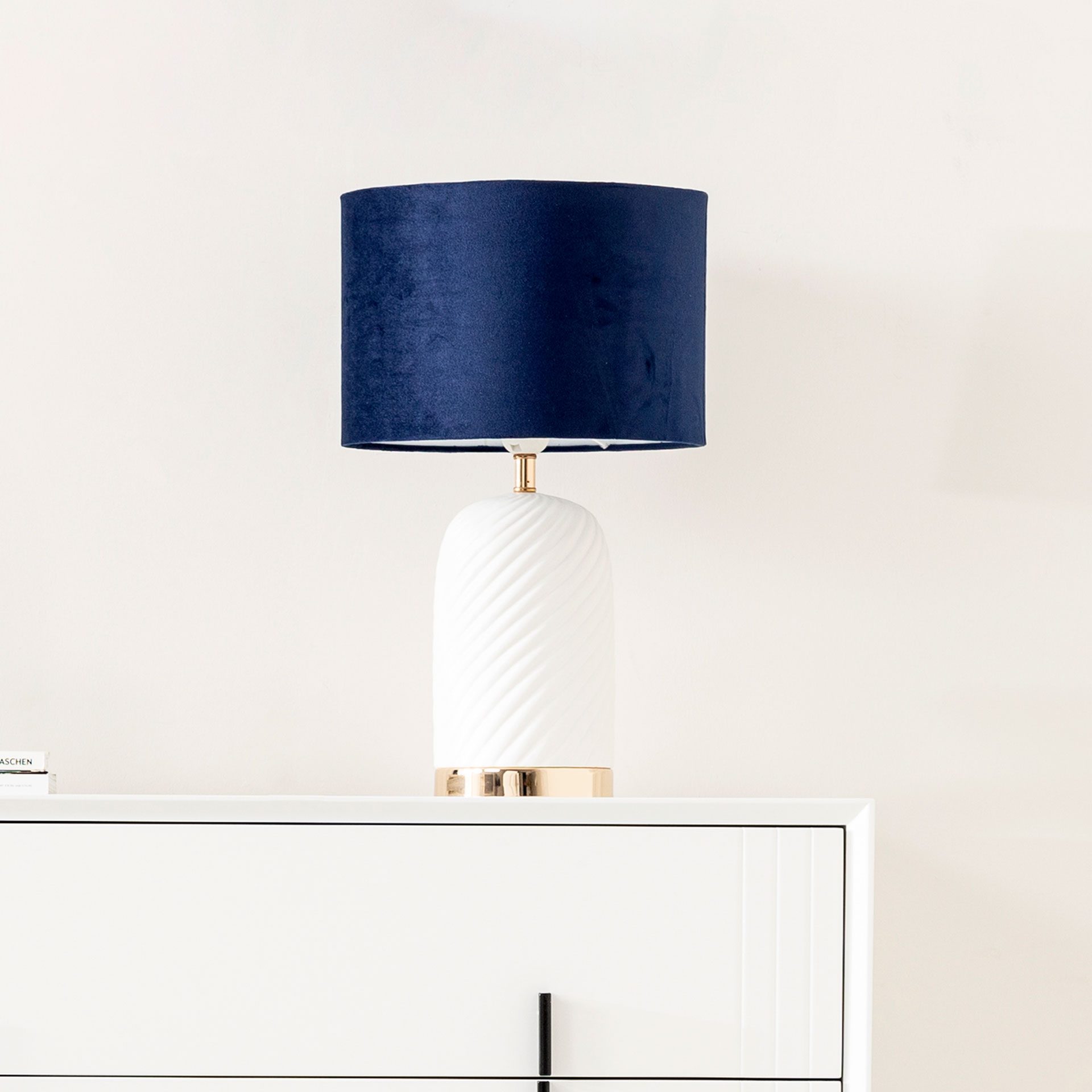 Lámpara de cerámica. Pantalla en terciopelo azul. 48*28*28 cm