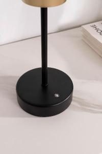 Lámpara portátil Poul oro con base negro. 31*17*17 cm