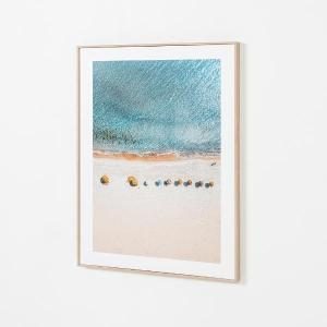 Set de 2 láminas impresas con marco de color roble. 50x70 cm/ud.