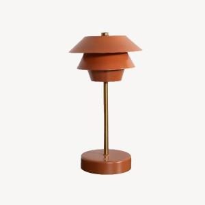 Lámpara portátil Poul coral con detalles en dorado. 31*17*17 cm