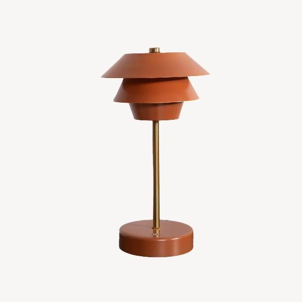 LÁMPARA PORTATIL POUL CORAL Y DORADO. 31*17 CM