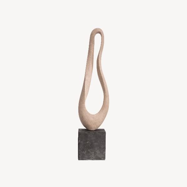ESCULTURA POLYRESINA 70.5*15*16.5 CM. EFECTO PIEDRA TONO TIERRA Y BASE NEGRO