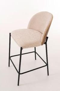 Taburete Ingrid, asiento chapa nogal curvado y tapizado beige