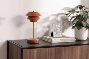 Lámpara portátil Poul coral con detalles en dorado. 31*17*17 cm