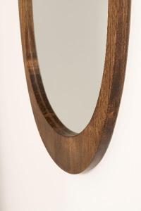 Espejo ovalado con marco de madera nogal
