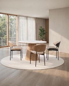 Silla Lena. Asiento chapa nogal curvado y tapizado beige. 75*50*55 cm