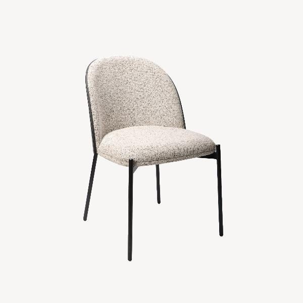 SILLA INGRID 80*51*59 CM, ASIENTO CHAPA NEGRA CURVADA, TAPIZADO BLANCO JASPEADO Y PATAS METALICAS EN NEGRO, TEJIDO IGNIFUGO Y AQUACLEAN