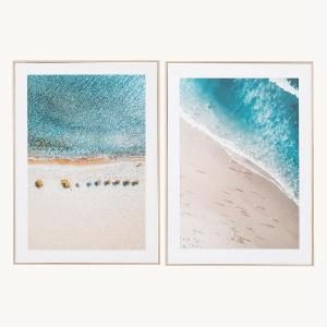 Set de 2 láminas impresas con marco de color roble. 50x70 cm/ud.