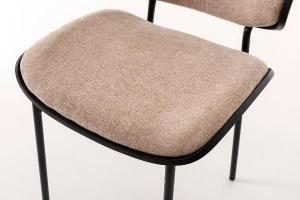 Silla Lena, asiento chapa curvada negra y tapizado beige. 75*50*55 cm
