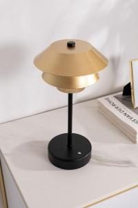 Lámpara portátil Poul oro con base negro. 31*17*17 cm